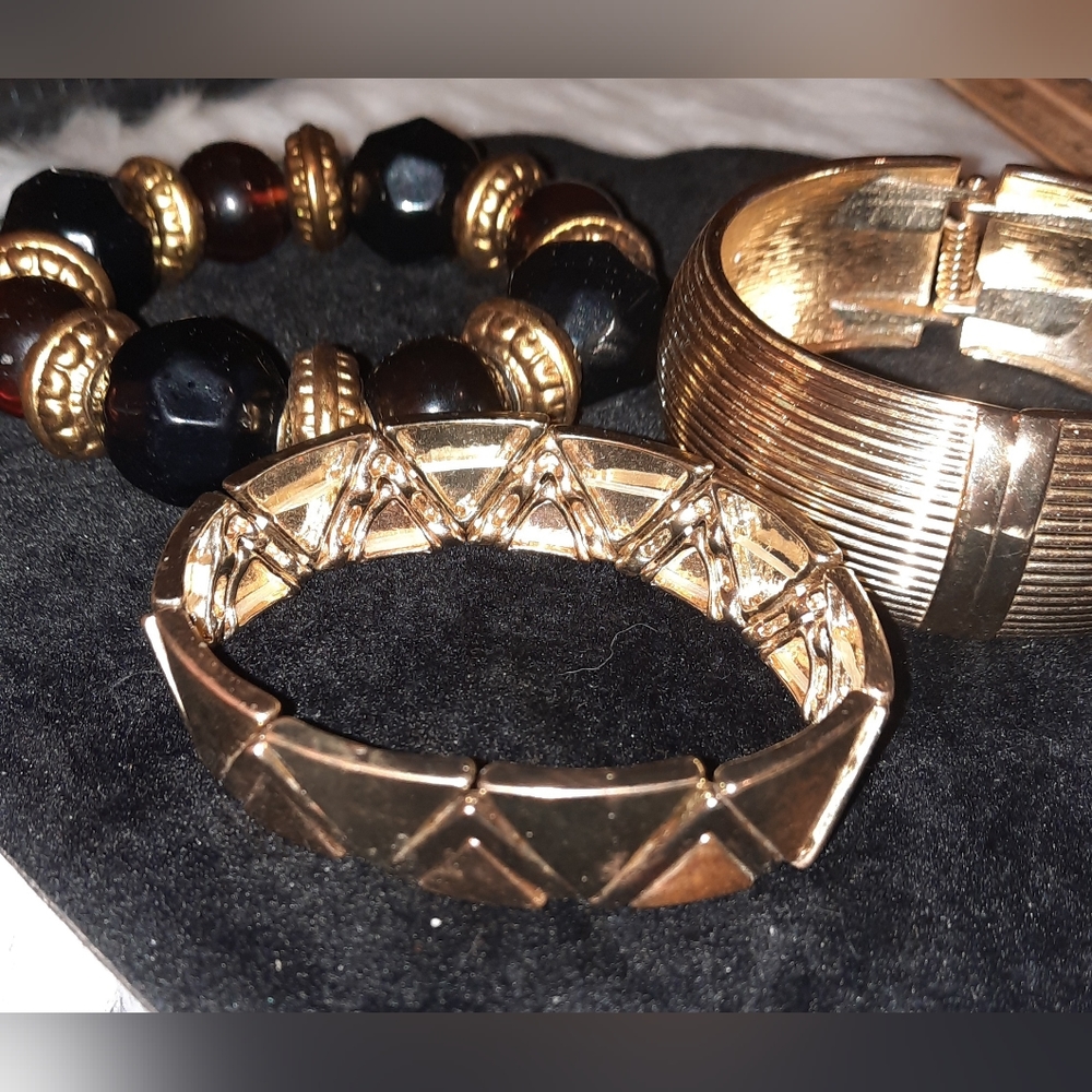 Lot of 3 goldtone fashion chunky bead bracelets stretch and hinged bangle